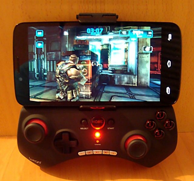 Mando iPega PG-9025 conectado a un smartphone.