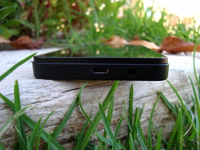 Micro USB OTG y Mini Jack de 3,5 mm.