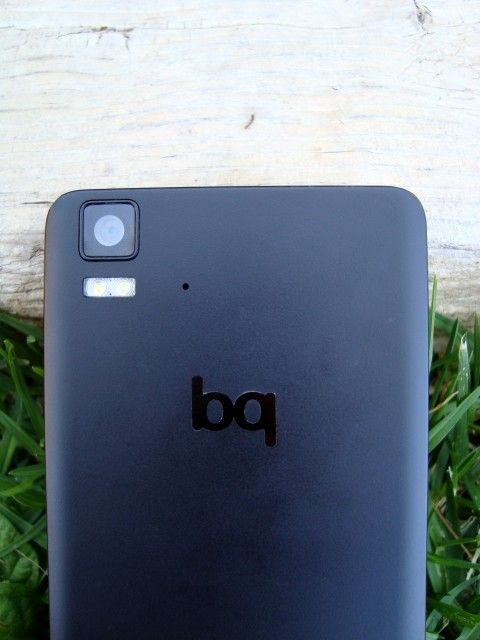Cámara, Flash dual led y logo bq